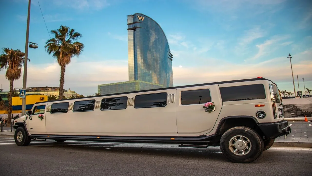 Limusina Hummer blanca en las instalaciones del negocio en Barcelona."