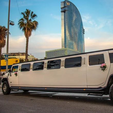 "La Quinceañera en Barcelona llega a su Fiesta 15 en una lujosa Limusina Hummer blanca, rodeada de sus amigos y familiares."