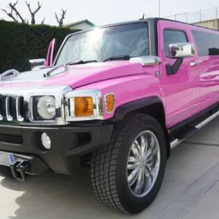 "Para su Fiesta 15 en Barcelona, la Quinceañera y sus invitados disfrutan de un viaje único en una Limusina Hummer rosa."