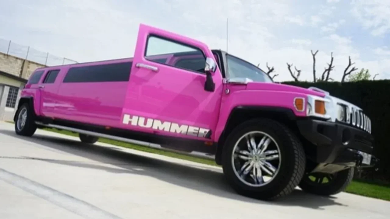 VISTA DE UNA LIMUSINA HUMMER ROSA