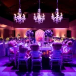 "Salón premium Quinceañera Barcelona decorado elegantemente con luces azules y una mesa grande adornada para la celebración."