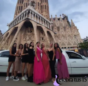 Una quinceañera radiante celebra su día especial dentro de una elegante limusina Lincoln blanca, acompañada de sus damas de honor. Sonrisas, glamour y alegría se mezclan en este momento único mientras disfrutan de un recorrido inolvidable en su fiesta de 15 años.